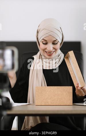Cadeau de déballage pour femme Banque D'Images