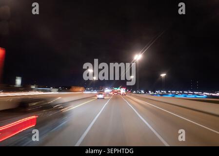 Flou de circulation nocturne sur autoroute vitesse longue exposition Banque D'Images
