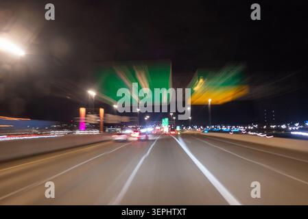 Flou de circulation nocturne sur une autoroute avec exposition longue et colorée Banque D'Images