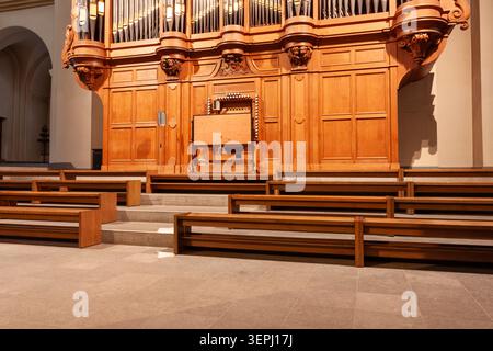 Vue intérieure rapprochée d'un orgue d'église historique et de bancs en bois vides à Maastricht, pays-Bas Banque D'Images
