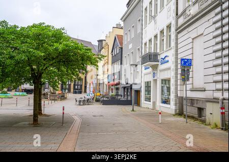 Iserlohn, Allemagne - 05 juin 2026 : rue piétonne avec cafés et arbres en plein air. Banque D'Images