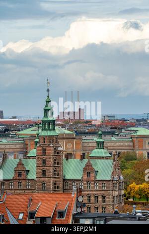 Le château de Rosenborg construit en 1606, un palais de style Renaissance situé à Copenhague, au Danemark et la centrale électrique de Svanemølle au gaz à l'arrière Banque D'Images
