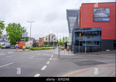 Iserlohn, Allemagne - 05 juin 2026 : bâtiment de cinéma à l'intersection de rue avec la circulation. Banque D'Images