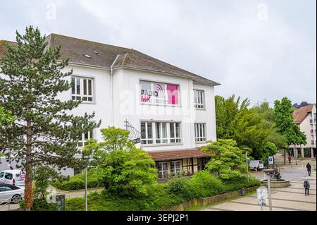 Iserlohn, Allemagne - 05 juin 2026 : Radio MK bâtiment entouré d'arbres et de véhicules stationnés. Banque D'Images