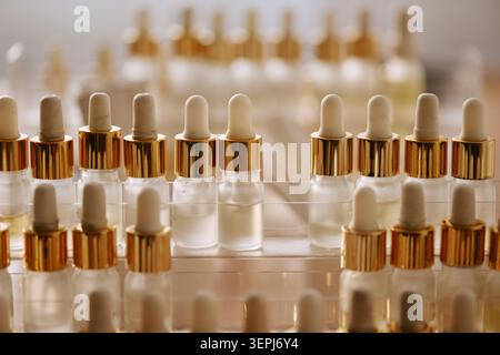 Échantillons de parfum sur la table en bois Banque D'Images