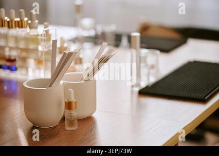 Échantillons de parfum présentés sur la table pour le marketing des marques de beauté Banque D'Images