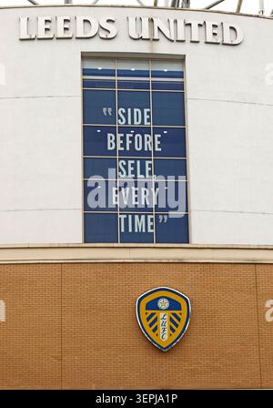 Devise et badge de Leeds United à l'extérieur du stand, Elland Road, Leeds Banque D'Images