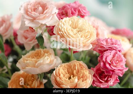 Gros plan sur les roses de jardin pastel avec des pétales roses et crème dans un arrangement floral doux. Fleurs colorées fond festif.concept floral. Banque D'Images