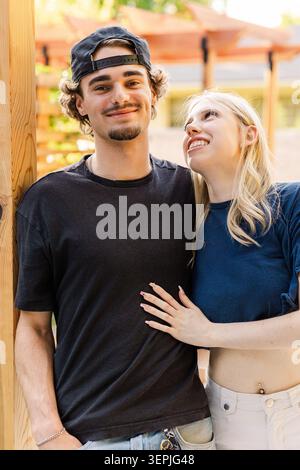 Heureux jeune couple debout dehors Banque D'Images