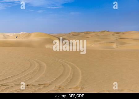 Un véhicule 4x4 s'attaque aux dunes de sable massives du désert Banque D'Images