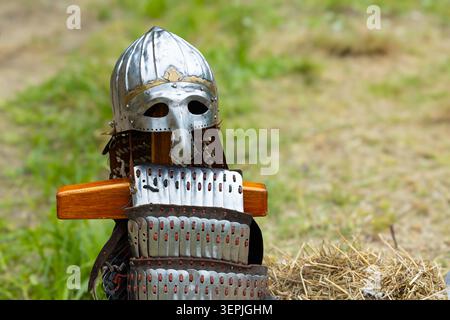casque d'armure de chevalier sur un support vue rapprochée arrière-plan flou Banque D'Images