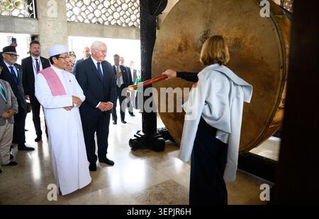 Jakarta, Indonésie. 15 juin 2026. Le président fédéral Frank-Walter Steinmeier (au centre) et son épouse Elke Büdenbender visitent la mosquée Istiqlal en compagnie de Nasaruddin Umar (à gauche), ministre des Affaires religieuses de la République d'Indonésie et grand imam de la mosquée Istiqlal. La ·Mosquée de l’indépendance· au centre-ville de Jakarta est la plus grande mosquée d’Asie du Sud-est. Il peut accueillir plus de 120 000 fidèles. Au cours de leur voyage de quatre jours en Asie, le président Steinmeier et son épouse visitent l'Indonésie, les Philippines et l'Ouzbékistan. Crédit : Bernd von Jutrczenka/dpa/Alamy Live News Banque D'Images
