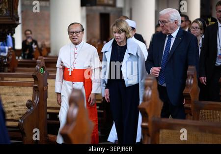Jakarta, Indonésie. 15 juin 2026. Le président fédéral Frank-Walter Steinmeier (à droite) et son épouse Elke Büdenbender visitent la cathédrale catholique du centre-ville de Jakarta en compagnie du cardinal Ignatius Suharyo Hardjoatmodjo (à gauche), archevêque de Jakarta. Au cours de leur voyage de quatre jours en Asie, le président Steinmeier et son épouse visitent l'Indonésie, les Philippines et l'Ouzbékistan. Crédit : Bernd von Jutrczenka/dpa/Alamy Live News Banque D'Images
