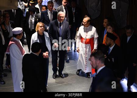 15 juin 2026, Indonésie, Jakarta : après avoir visité la mosquée Istiqlal, le président allemand Frank-Walter Steinmeier (au centre) et son épouse Elke Büdenbender traversent le ·tunnel de l'amitié· vers la cathédrale catholique de Jakarta, accompagnés du cardinal Ignatius Suharyo Hardjoatmodjo (à droite), archevêque de Jakarta, et Nasaruddin Umar (à gauche), ministre des Affaires religieuses de la République d'Indonésie et grand imam de la mosquée Istiqlal,· à la cathédrale catholique de ·. La ·Mosquée de l'indépendance· au centre-ville de Jakarta est la plus grande mosquée du sud-est A. Banque D'Images