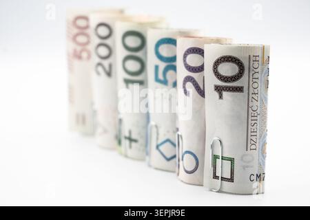 Billets de banque polonais en de nombreuses coupures différentes, hautes et basses, en rouleaux. Banque D'Images