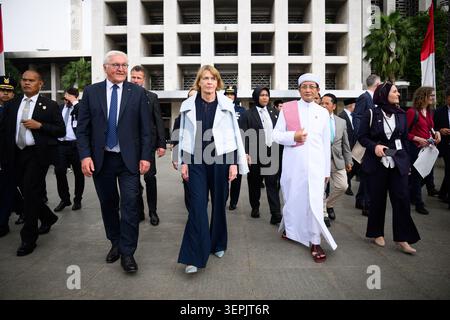 Jakarta, Indonésie. 15 juin 2026. Le président fédéral Frank-Walter Steinmeier et son épouse Elke Büdenbender visitent la mosquée d'Istiqlal en compagnie de Nasaruddin Umar, ministre des Affaires religieuses de la République d'Indonésie et grand imam de la mosquée d'Istiqlal. La ·Mosquée de l’indépendance· au centre-ville de Jakarta est la plus grande mosquée d’Asie du Sud-est. Il peut accueillir plus de 120 000 fidèles. Au cours de leur voyage de quatre jours en Asie, le président Steinmeier et son épouse visitent l'Indonésie, les Philippines et l'Ouzbékistan. Crédit : Bernd von Jutrczenka/dpa/Alamy Live News Banque D'Images