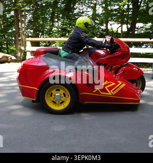 Bad Bentheim, Allemagne - 13 juillet 2025 Une BMW K1 rouge avec voiture latérale EML passe. Cette moto a été produite entre 1988 et 1993 Banque D'Images