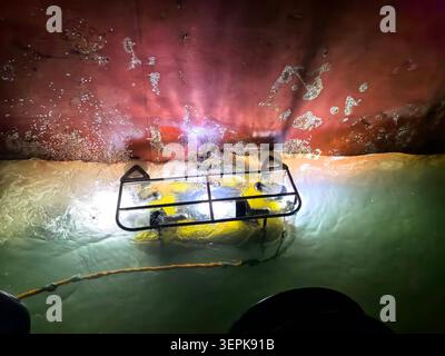 (260615) -- JINAN, 15 juin 2026 (Xinhua) -- cette photo prise en décembre 2025 montre un robot sous-marin opérant la nuit dans le détroit de Malacca. POUR ALLER AVEC « China Focus : l'IA chinoise, la robotique font éclabousser du littoral au large » (Xinhua) Banque D'Images