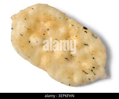 craquelin de riz salé de forme ovale fond blanc isolé, biscuit croustillant de couleur claire cuit au four avec des flocons d'algues vertes, collation japonaise dans la vue de dessus Banque D'Images