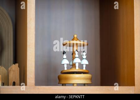 Un jeu d'échecs miniature en bois magnifiquement conçu, présenté sur une étagère, présentant un design complexe et un savoir-faire artisanal dans une charmante décoration Banque D'Images