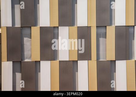 Cette image présente un design mural moderne avec des panneaux verticaux disposés dans un motif géométrique répétitif. Les panneaux présentent des tons neutres, créant un Banque D'Images
