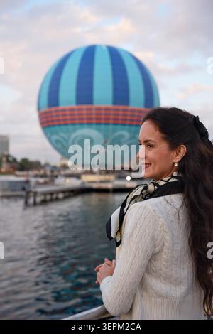 Orlando USA février 28 2026 femme par Disney Springs ballon Banque D'Images