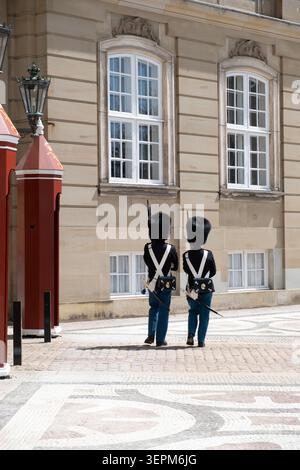 Gardes de vie royaux danois au palais d'Amalienborg à Copenhague Banque D'Images