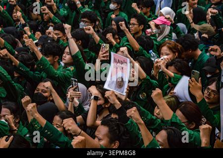 Medan, Indonésie. 15 juin 2026. Les manifestants se rassemblent lors d'un rassemblement de masse tendu devant le bâtiment du Conseil législatif régional du Nord de Sumatra (DPRD Sumut) à Medan le 15 juin 2026, protestant contre les récentes politiques sociopolitiques. Tout en s’alignant sur les principales doléances nationales observées à Jakarta, la mobilisation de Medan a présenté un manifeste localisé en sept points exigeant que le gouvernement s’attaque immédiatement et accélère la distribution de l’aide aux victimes du cyclone tropical Senyar à travers Sumatra. Photo de Sutanta Aditya/ABACAPRESS.COM crédit : Abaca Press/Alamy Live News Banque D'Images