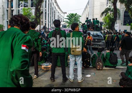 Medan, Indonésie. 15 juin 2026. Les manifestants se rassemblent lors d'un rassemblement de masse tendu devant le bâtiment du Conseil législatif régional du Nord de Sumatra (DPRD Sumut) à Medan le 15 juin 2026, protestant contre les récentes politiques sociopolitiques. Tout en s’alignant sur les principales doléances nationales observées à Jakarta, la mobilisation de Medan a présenté un manifeste localisé en sept points exigeant que le gouvernement s’attaque immédiatement et accélère la distribution de l’aide aux victimes du cyclone tropical Senyar à travers Sumatra. Photo de Sutanta Aditya/ABACAPRESS.COM crédit : Abaca Press/Alamy Live News Banque D'Images