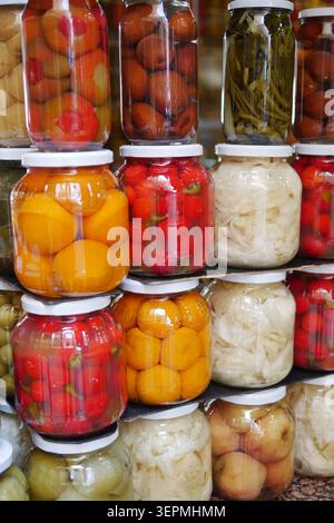 Pots colorés de légumes marinés et de fruits exposés Banque D'Images