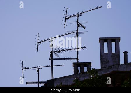 11 avril 2026, Portugal, Castro Verde : 11 avril 2026, Castro Verde. De vieilles antennes peuvent être vues sur les toits des maisons dans la petite ville portugaise de Castro Verde. Photo : Wolfram Steinberg/dpa photo : Wolfram Steinberg/dpa/Picture alliance/Wolfram Steinberg Banque D'Images
