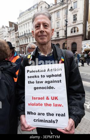 Londres, Royaume-Uni. 15 juin 2026. Le militant vétéran des droits de l'homme Peter Tatchell se joint aux centaines de partisans de Palestine action qui protestent devant les cours royales de justice alors que la Cour d'appel confirme l'interdiction du groupe d'action directe qui a ciblé le fabricant d'armes israélien basé au Royaume-Uni Elbit Systems. Ils soutiennent qu'Elbit fournit des armes pour la guerre d'Israël contre Gaza. Le Ministre de l'intérieur a obtenu gain de cause contre un jugement antérieur selon lequel l'interdiction était illégale. Crédit : Ron Fassbender/Alamy Live News Banque D'Images