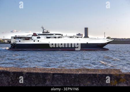 Ave Landscape Ferry (navire transportant des voitures et des passagers vers l'île de Man) au port de Liverpool (départ) en été. Banque D'Images