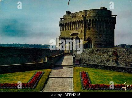 Le donjon de la duchesse Anne du XIVe siècle se dresse à Dinan, dans les Côtes-d’Armor, entouré de jardins qui encadrent l’architecture militaire fortifiée dans un environnement paysager du patrimoine urbain. Banque D'Images