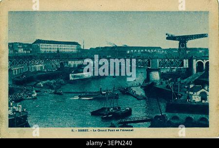 Vue gravée sur carte postale du Grand Pont et de l'Arsenal de Brest dans le Finistère, montrant les infrastructures navales, les grues de quai, les installations portuaires militaires et les structures de transport maritime dans un grand port breton. Banque D'Images
