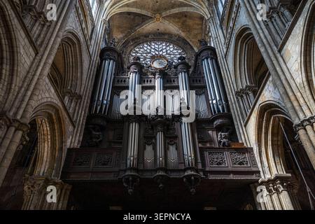 Extraordinaire vue en bas angle de l'orgue monumental à l'intérieur de la cathédrale de Rouen, Normandie. La photo met en valeur la structure complexe en bois sculpté foncé Banque D'Images