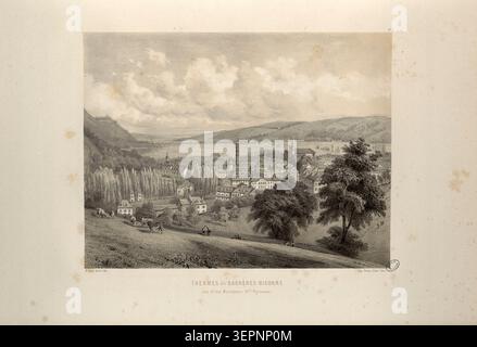 Les thermes de Bagnères-de-Bigorre se dressent le long des allées Maintenon dans les Hautes-Pyrénées, où l'architecture de la ville de montagne, une église, des maisons et des arbres entourent le complexe thermal dans un cadre de station balnéaire du XIXe siècle. Banque D'Images