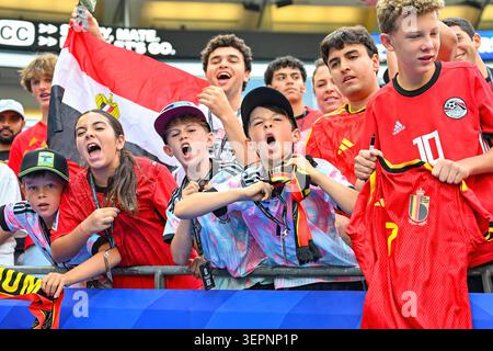 Seattle, États-Unis. Seattle, WA, États-Unis. 15 juin 2026. Jeunes fans pendant les échauffements avant le match de football de la Coupe du monde de la FIFA entre la Belgique et l'Egypte à Seattle, WA. Steve Faber/CSM/Alamy Live News Credit : CAL Sport Media/Alamy Live News Banque D'Images
