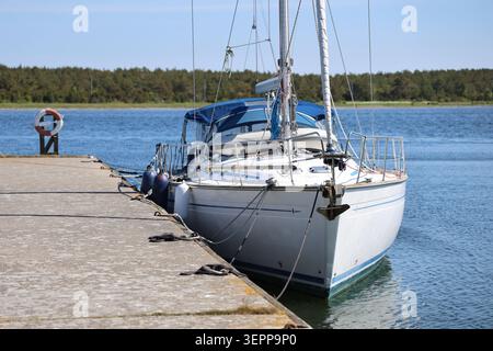 Petits bateaux de pêche amarrés dans Lauters Harbor, mettant en valeur la vie maritime traditionnelle sur la côte suédoise. Banque D'Images