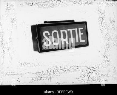 Les archives photographiques documentent un luminaire de signalisation de sortie lumineux rectangulaire utilisé dans les systèmes de sécurité de théâtre et de cinéma montrant les spécifications de conception pour l'équipement de signalisation d'urgence dans les salles de spectacle produit en 1949 par la Compagnie générale de travaux d'éclairage et de force à Paris. Banque D'Images