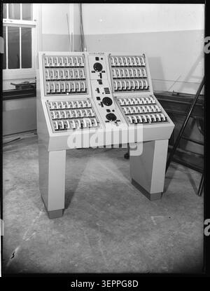 Le système de contrôle d’orgue du Théâtre de l’Atelier présente une console de quarante-huit éléments avec des composants d’amplification conçus pour les salles de spectacle parisiennes, documentant les machines scéniques modernes et l’ingénierie d’installation théâtrale produite par la Compagnie générale de travaux d’éclairage et de force en 1960. Banque D'Images
