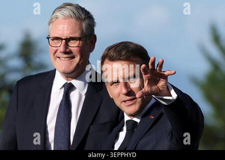 Le président français Emmanuel Macron fait un geste aux côtés du premier ministre Keir Starmer lors du sommet du G7 à Evian, en France. Date de la photo : lundi 15 juin 2026. Banque D'Images