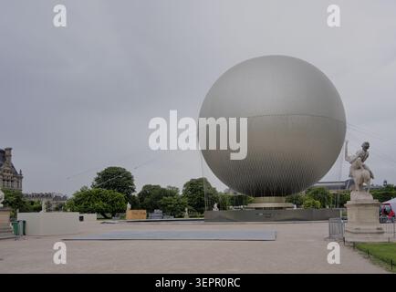 PARIS, FRANCE. 15 juin 2026. L’emblématique Chaudron olympique de Paris 2024 se dresse au jardin des Tuileries, en prévision de sa réouverture publique officielle prévue le 21 juin 2026 à Paris le 15 juin 2026. Crédit : Saïd Anas/Alamy Live News Banque D'Images