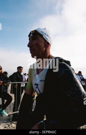 31 MAI 2026, BRÉSIL : portrait en gros plan d'un triathlète en combinaison après l'étape de natation à l'Ironman 70,3 Florianopolis. (Photo : Juliano Ferreira) Banque D'Images