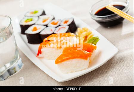Plateau de sushi Banque D'Images