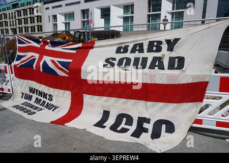 Berlin, Allemagne - 14 juillet 2024 : drapeau hooligan du FC Baby Squad de Leicester City à Pariser Platz, avant la finale de l'UEFA Euro 2024. Banque D'Images