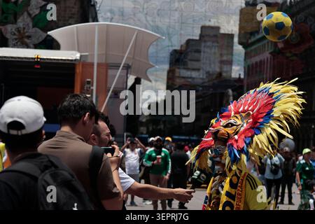 15 juin 2026, Mexico, CDMX, Mexique : les matchs de la Coupe du monde de la FIFA 2026 sont diffusés gratuitement sur la Plaza de la ConstituciÃ³n à Mexico. Dans le cadre de la cinquième journée de matchs, le match Espagne vs Cap-Vert a été présenté, se terminant par un match nul de 0-0. Un petit groupe d'Espagnols y assista. Le match Belgique contre Egypte a également été diffusé, se terminant par un match nul de 1-1. Quelques fans égyptiens et un fan belge ont assisté à la rencontre, célébrant les buts de leurs équipes avec beaucoup d'enthousiasme parmi les Mexicains et les gens d'autres pays. (Crédit image : © Josue Perez/ZUMA Press Wire) USAGE ÉDITORIAL SEULEMENT ! Non destiné aux États-Unis commerciaux Banque D'Images