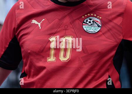15 juin 2026, Mexico, CDMX, Mexique : les matchs de la Coupe du monde de la FIFA 2026 sont diffusés gratuitement sur la Plaza de la ConstituciÃ³n à Mexico. Dans le cadre de la cinquième journée de matchs, le match Espagne vs Cap-Vert a été présenté, se terminant par un match nul de 0-0. Un petit groupe d'Espagnols y assista. Le match Belgique contre Egypte a également été diffusé, se terminant par un match nul de 1-1. Quelques fans égyptiens et un fan belge ont assisté à la rencontre, célébrant les buts de leurs équipes avec beaucoup d'enthousiasme parmi les Mexicains et les gens d'autres pays. (Crédit image : © Josue Perez/ZUMA Press Wire) USAGE ÉDITORIAL SEULEMENT ! Non destiné aux États-Unis commerciaux Banque D'Images