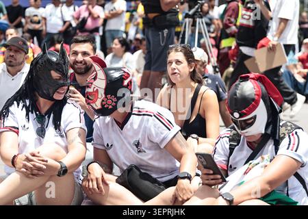 15 juin 2026, Mexico, CDMX, Mexique : les matchs de la Coupe du monde de la FIFA 2026 sont diffusés gratuitement sur la Plaza de la ConstituciÃ³n à Mexico. Dans le cadre de la cinquième journée de matchs, le match Espagne vs Cap-Vert a été présenté, se terminant par un match nul de 0-0. Un petit groupe d'Espagnols y assista. Le match Belgique contre Egypte a également été diffusé, se terminant par un match nul de 1-1. Quelques fans égyptiens et un fan belge ont assisté à la rencontre, célébrant les buts de leurs équipes avec beaucoup d'enthousiasme parmi les Mexicains et les gens d'autres pays. (Crédit image : © Josue Perez/ZUMA Press Wire) USAGE ÉDITORIAL SEULEMENT ! Non destiné aux États-Unis commerciaux Banque D'Images