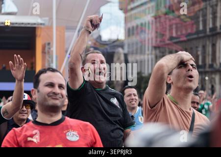 15 juin 2026, Mexico, CDMX, Mexique : les matchs de la Coupe du monde de la FIFA 2026 sont diffusés gratuitement sur la Plaza de la ConstituciÃÂ³n à Mexico. Dans le cadre de la cinquième journée de matchs, le match Espagne vs Cap-Vert a été présenté, se terminant par un match nul de 0-0. Un petit groupe d'Espagnols y assista. Le match Belgique contre Egypte a également été diffusé, se terminant par un match nul de 1-1. Quelques fans égyptiens et un fan belge ont assisté à la rencontre, célébrant les buts de leurs équipes avec beaucoup d'enthousiasme parmi les Mexicains et les gens d'autres pays. (Crédit image : © Josue Perez/ZUMA Press Wire) USAGE ÉDITORIAL SEULEMENT ! Non destiné à des fins commerciales Banque D'Images